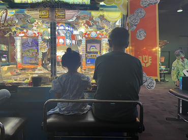 ゲームセンターで孫と遊ぶ